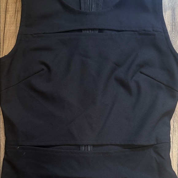 Elegant Black Sleeveless Dress - Picture 3 of 6